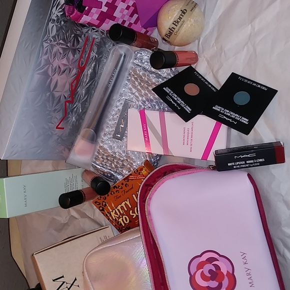 Makeup mystery box Guaranteed 1 MAC item and a makeup bag. bid more get … - Picture 1 of 4